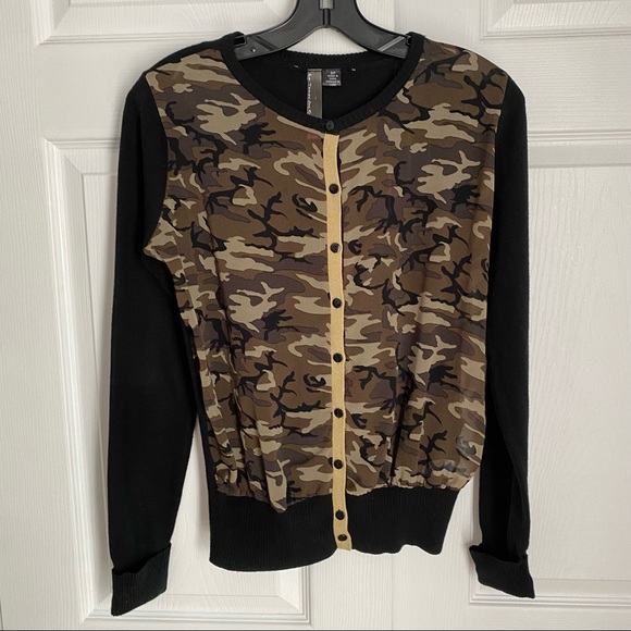 CAMO BUTTON DOWN SWEATER BY LE TEMPS DES CERISES - Picture 2 of 9